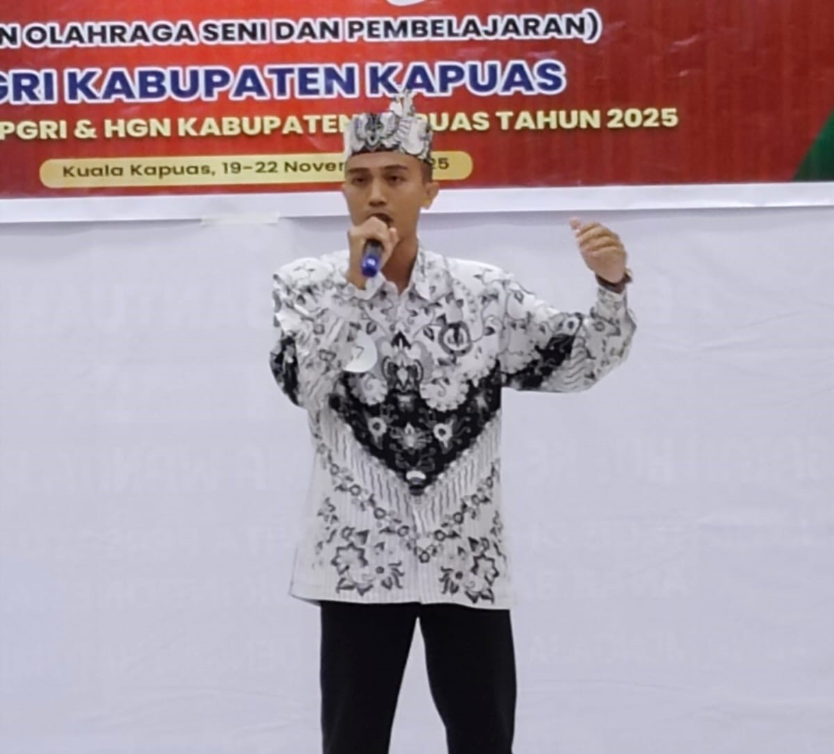 Partisipasi Bapak Muhammad Ilmi Mengikuti Lomba Vocal Solo dalam Porsenijar PGRI Kabupaten Kapuas 2025